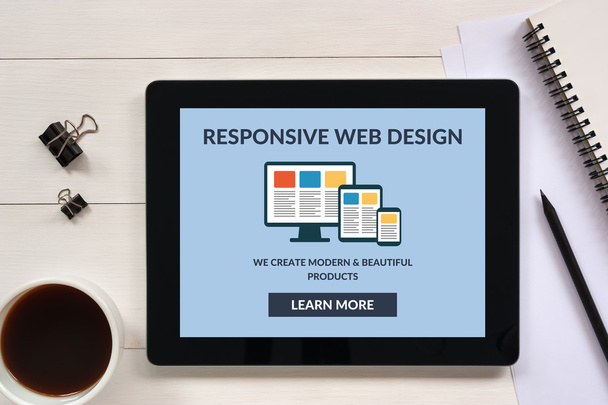 responsives Webdesign-Konzept auf Tablet-Bildschirm mit Office-Objekten - Foto, Bild