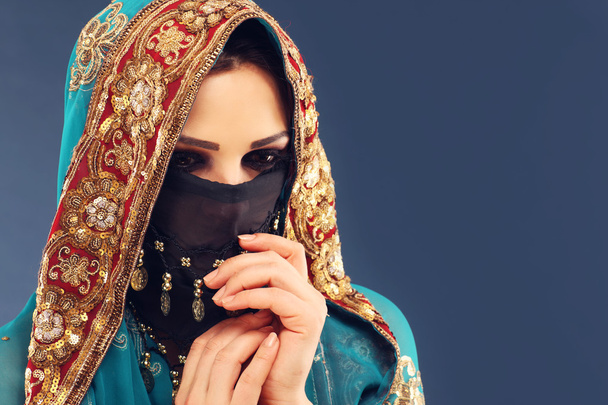 Hermosa mujer árabe
 - Foto, Imagen