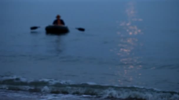Θάλασσα, σκάφος καουτσούκ, αυγή, ψάρεμα - Πλάνα, βίντεο