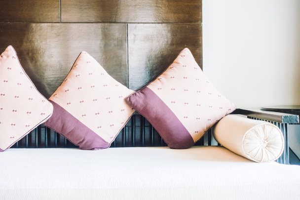 Hermosas almohadas de confort en la decoración del sofá
 - Foto, Imagen