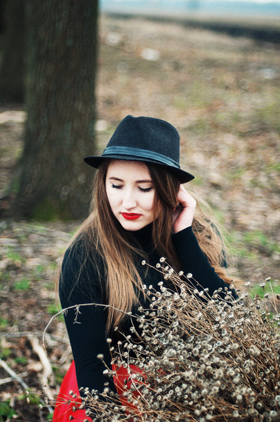 Όμορφη νεαρή κοπέλα με μακρύ ίσιο τρίχωμα, άγριο φως μακιγιάζ σε ένα - Φωτογραφία, εικόνα