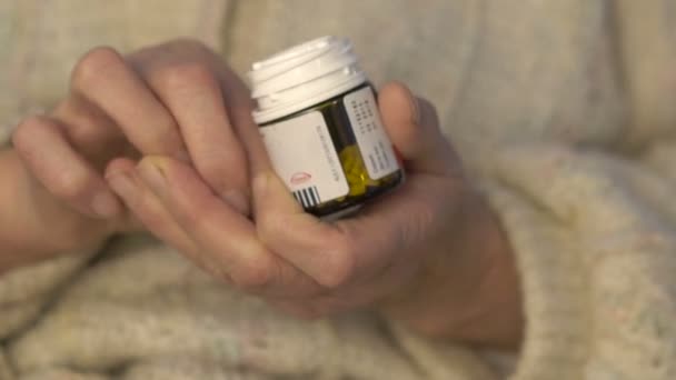 Zbliżenie stare zużyte ręce trzyma i używania narkotyków - Materiał filmowy, wideo
