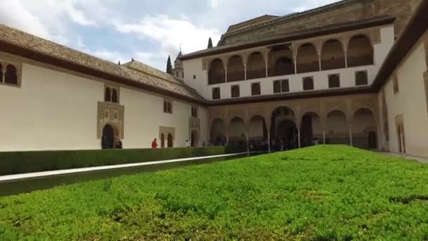 Γρανάδα, Ανδαλουσία, Ισπανία - 17 Απριλίου 2016: Παλάτι της Αλάμπρα και οχυρό συγκρότημα που βρίσκεται στην Γρανάδα - Πλάνα, βίντεο