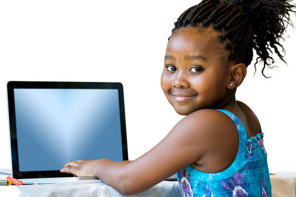 Африканський підлітка набравши на ноутбук. - Фото, зображення