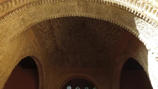 Granada, Andalucia, Spanyolország - április 17-én, 2016: Az Alhambra palotát, és a vár komplexum található Granada - Felvétel, videó