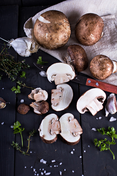 frische Pilze mit Gewürzen - Foto, Bild