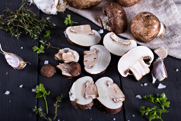 čerstvé houby s kořením - Fotografie, Obrázek