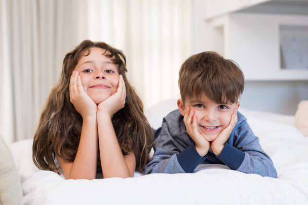 Smiling children on bed - Photo, image