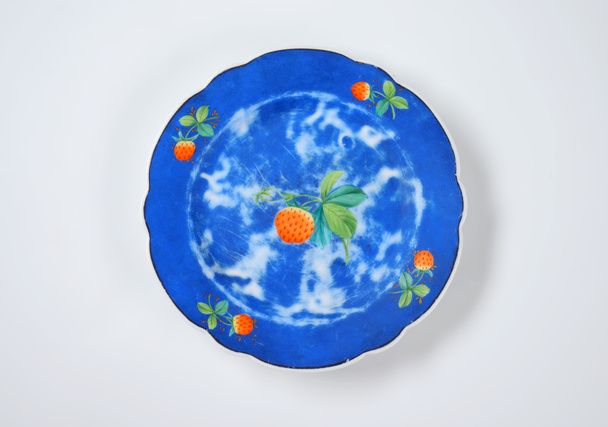 piatto in ceramica blu con disegno alla fragola
 - Foto, immagini