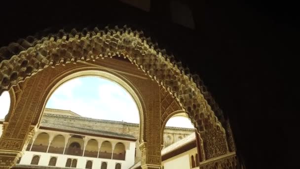 Granada, Andalusie, Španělsko - 17 dubna 2016: Alhambra palác a pevnost komplex se nachází v Granadě - Záběry, video