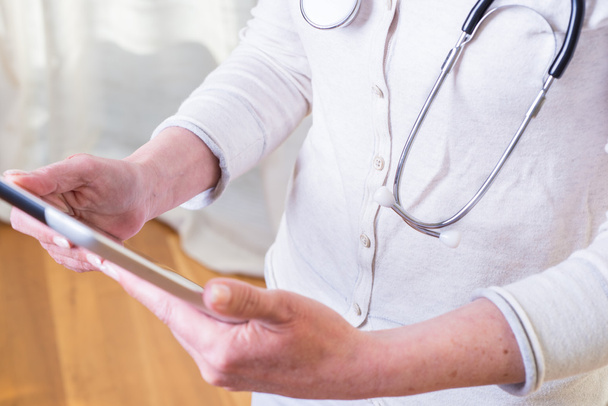 Ärztin hält Tablette in der Hand - Foto, Bild