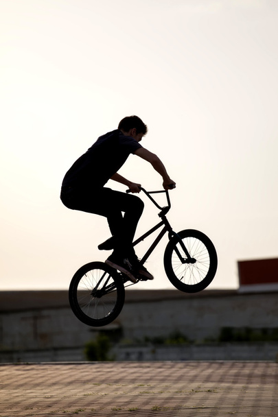 підліток на велосипеді
 - Фото, зображення