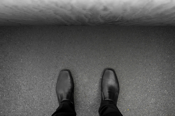 Чорне взуття, що стоїть біля глухого кута
 - Фото, зображення