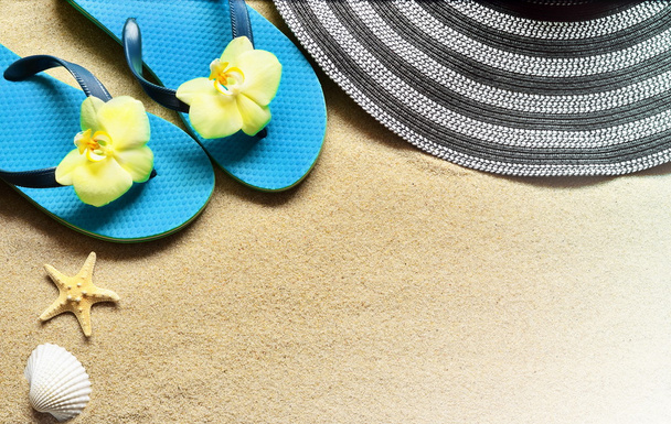 Tongs dans le sable avec des étoiles de mer. Concept Summertime .beach
. - Photo, image