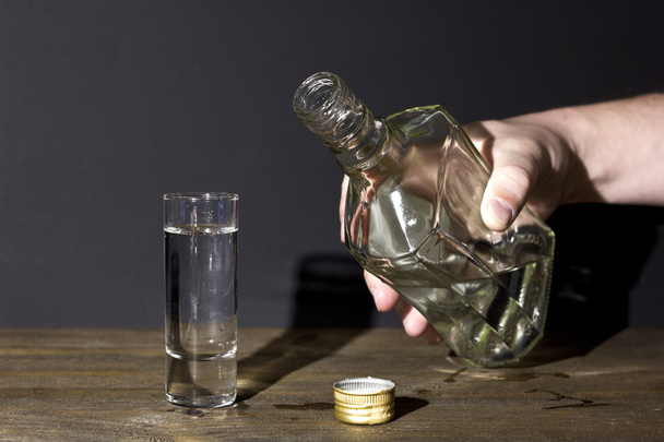Main d'homme avec verre de vodka
 - Photo, image