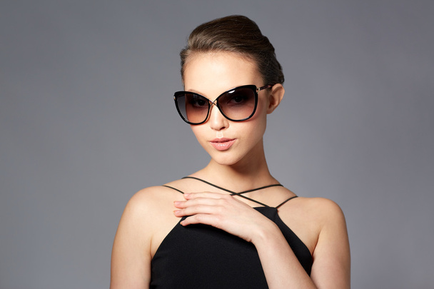 schöne junge Frau in eleganter schwarzer Sonnenbrille - Foto, Bild