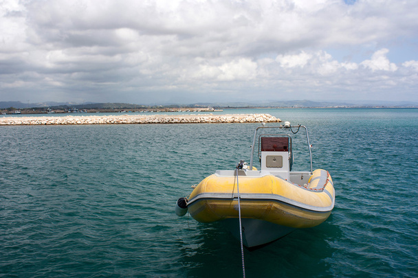 Un bateau à moteur jaune dans le port de Katakolon en Grèce
 - Photo, image