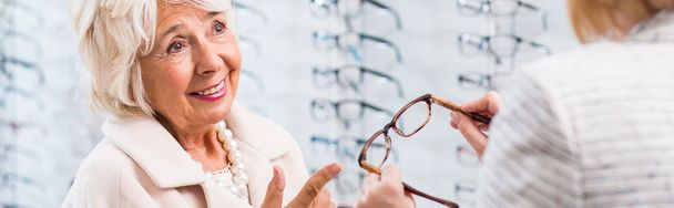 Optician selling glasses - Foto, Imagem