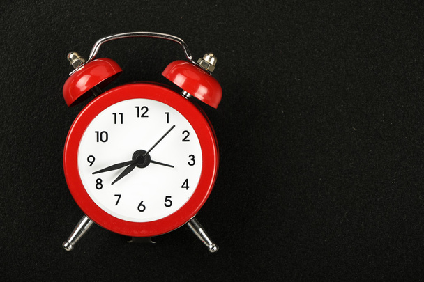 Reloj despertador rojo en pizarra negra
 - Foto, Imagen