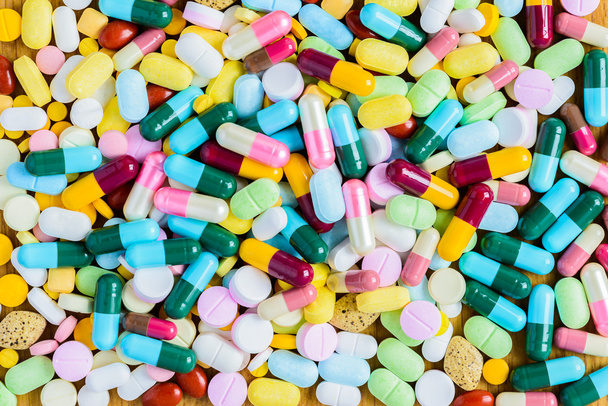 Una gran cantidad de medicamentos coloridos y pastillas de arriba - Foto, Imagen