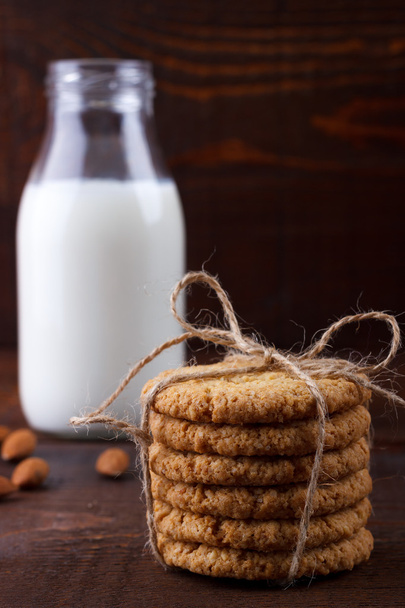 Healthy oat cookies and milk - Фото, зображення