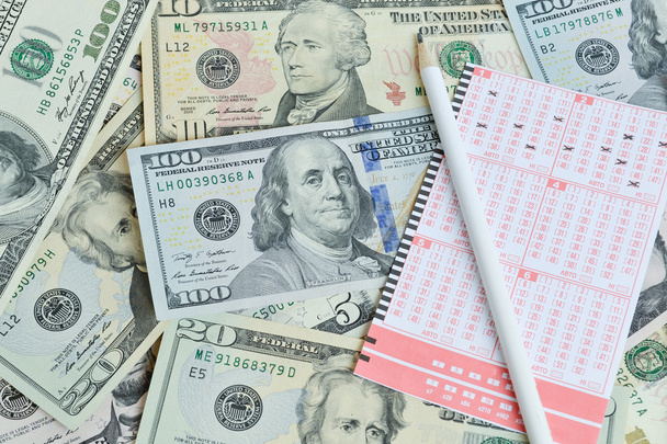 Bilhete de loteria e lápis em fundo dólar
 - Foto, Imagem