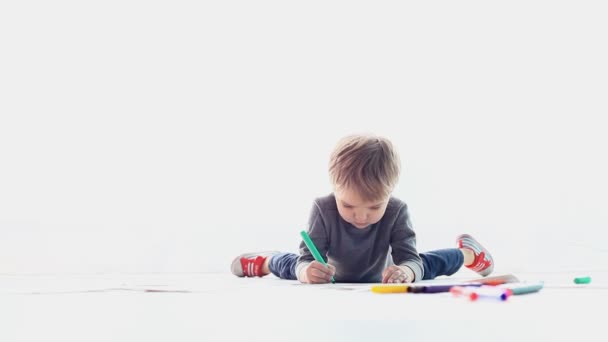 a little boy sits draws - Footage, Video