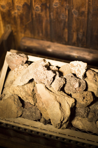 Drewnianej saunie skały nagrzewnicy - Zdjęcie, obraz