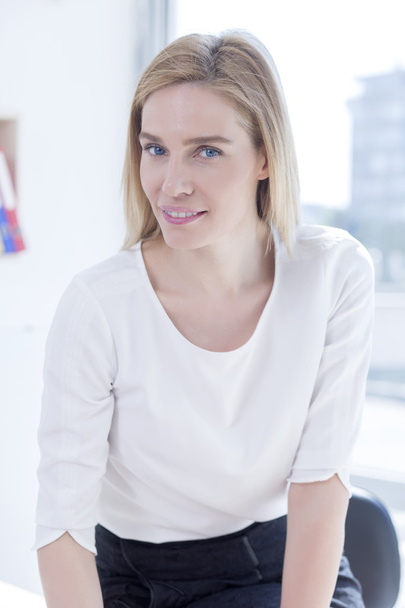 young businesswoman in office - Foto, afbeelding