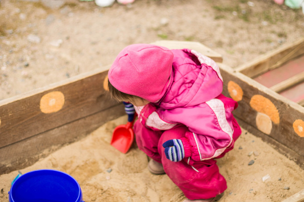 little girl playing in the sandbox - Zdjęcie, obraz