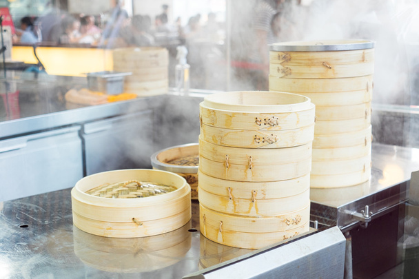 Chinesisches Essen dampft im Restaurant - Foto, Bild