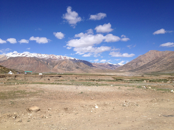 Tende da campeggio Sarchu presso l'autostrada Leh - Manali. Leh Manali Road è un'autostrada dell'India settentrionale che collega Leh in Ladakh nello stato del Jammu e Kashmir e Manali nello stato dell'Himachal Pradesh
 - Foto, immagini