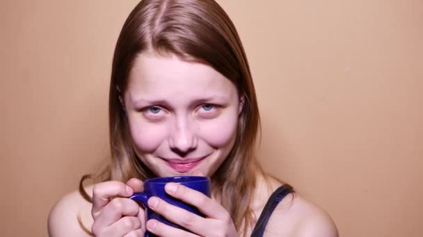 Menina adolescente bonito está bebendo café ou chá em casa. 4K UHD
 - Filmagem, Vídeo