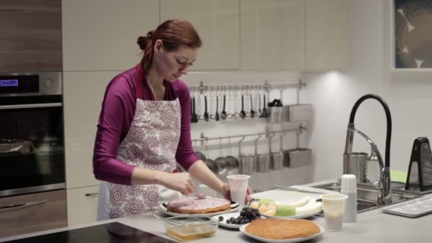 The woman preparing sponge cake - Materiał filmowy, wideo