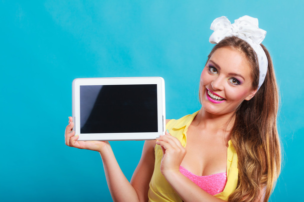 Pin up girl with tablet. Blank screen copyspace. - Foto, Imagen