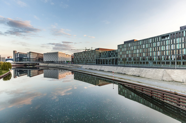 Ποταμό Σπρέε και το γραφείο κτίριο του γερμανικού Κοινοβουλίου στο Berl - Φωτογραφία, εικόνα