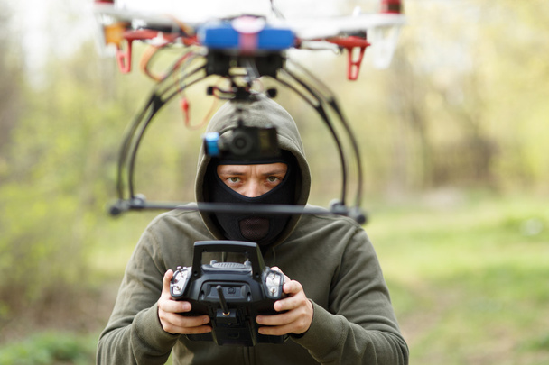 Man flying with the drone - Foto, afbeelding