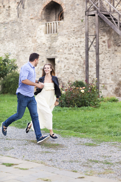 Красива щаслива усміхнена пара біжить в любові
  - Фото, зображення