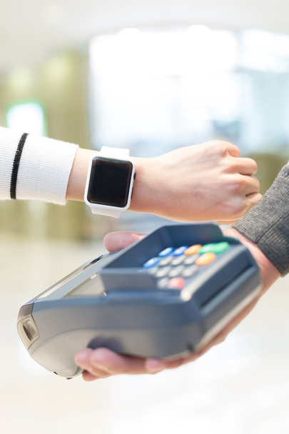Customer pay by smart watch - Foto, afbeelding