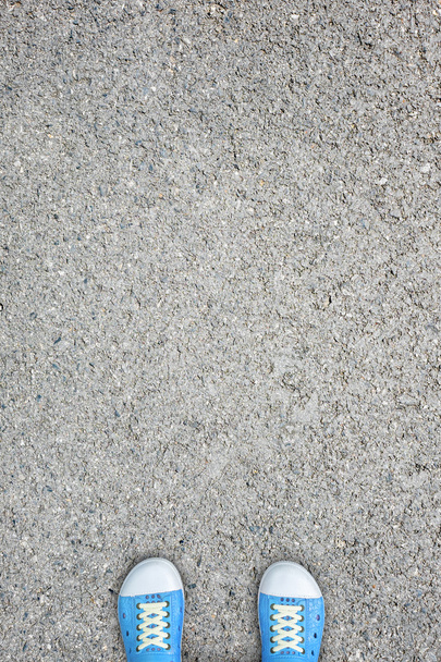 Scarpe blu in piedi sul pavimento di cemento
 - Foto, immagini