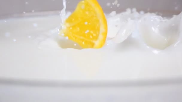 Fruchtmischung fällt in Milch - Filmmaterial, Video