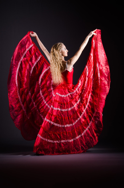 Młoda kobieta tańczy w czerwonej sukience - Zdjęcie, obraz