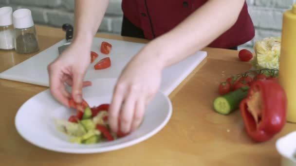 Žena plátkování rajčat pro zeleninový salát, příprava na kuchyň restaurace 4k - Záběry, video