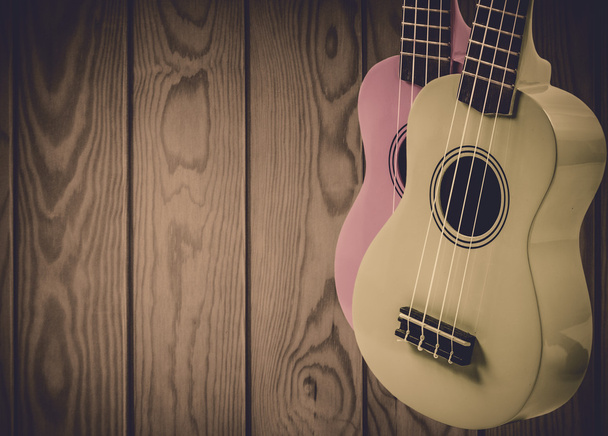Parte de una guitarra acústica sobre un fondo de madera azul
. - Foto, imagen