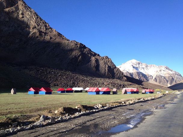 Sarchu tábor a Leh - Manali autópálya. Leh - Manali, India - Fotó, kép