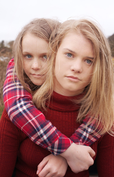 Twee meisjes omarmen - Foto, afbeelding