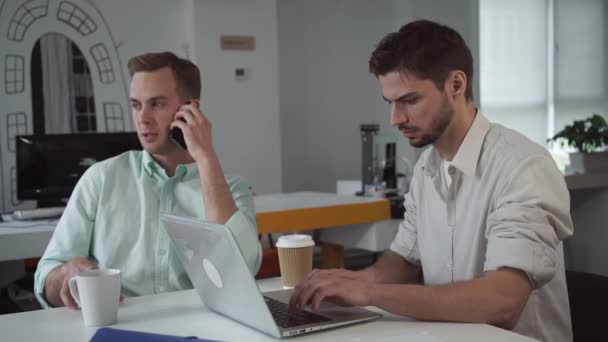 zwei junge Geschäftsleute arbeiten im modernen Büro. - Filmmaterial, Video
