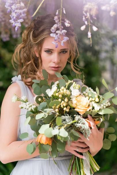 Young bride portrait with a wedding bouquet - Fotoğraf, Görsel