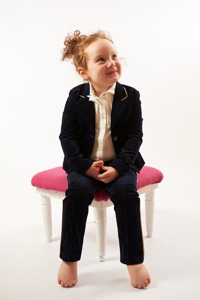 Μικρό κορίτσι μόδας μοντέλο σε μαύρο κοστούμι - Φωτογραφία, εικόνα