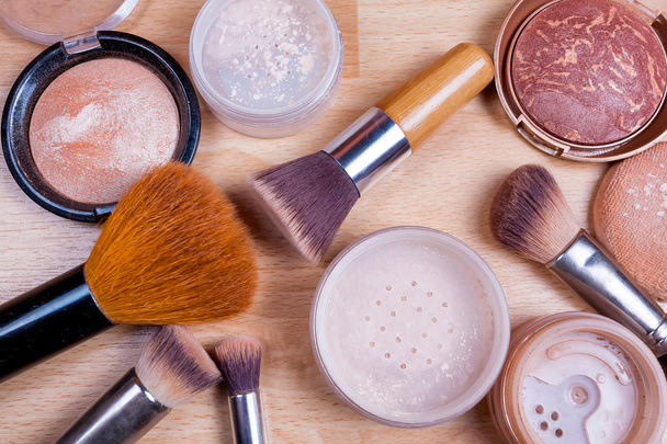 Kosmetika pro tvář make-up na lehké dřevěné podlahy. - Fotografie, Obrázek